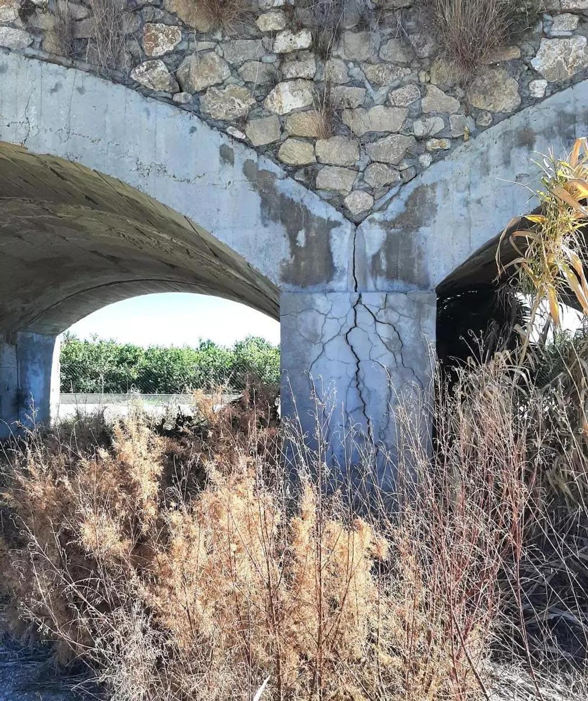 Grietas en uno de los pilares del puente de Lo Quiles en San Miguel de Salinas