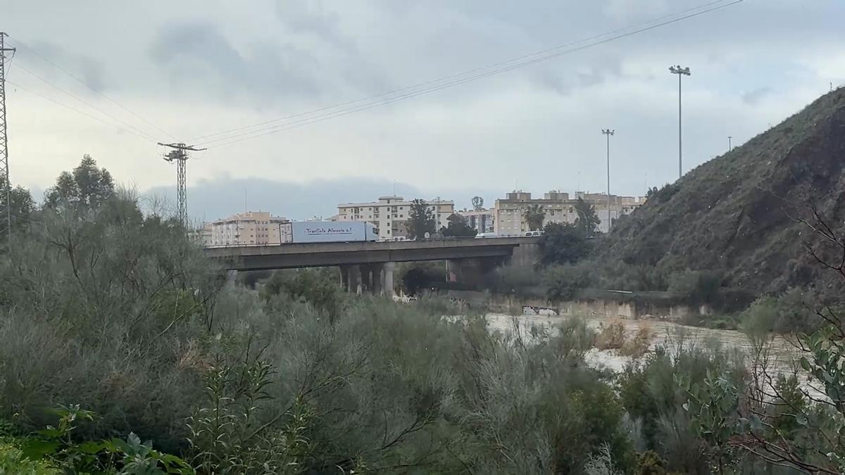 El Limonero desembalsa agua por seguridad