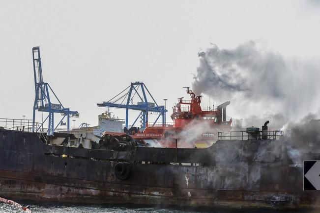 Incendio de un barco en el Muelle Reina Sofia