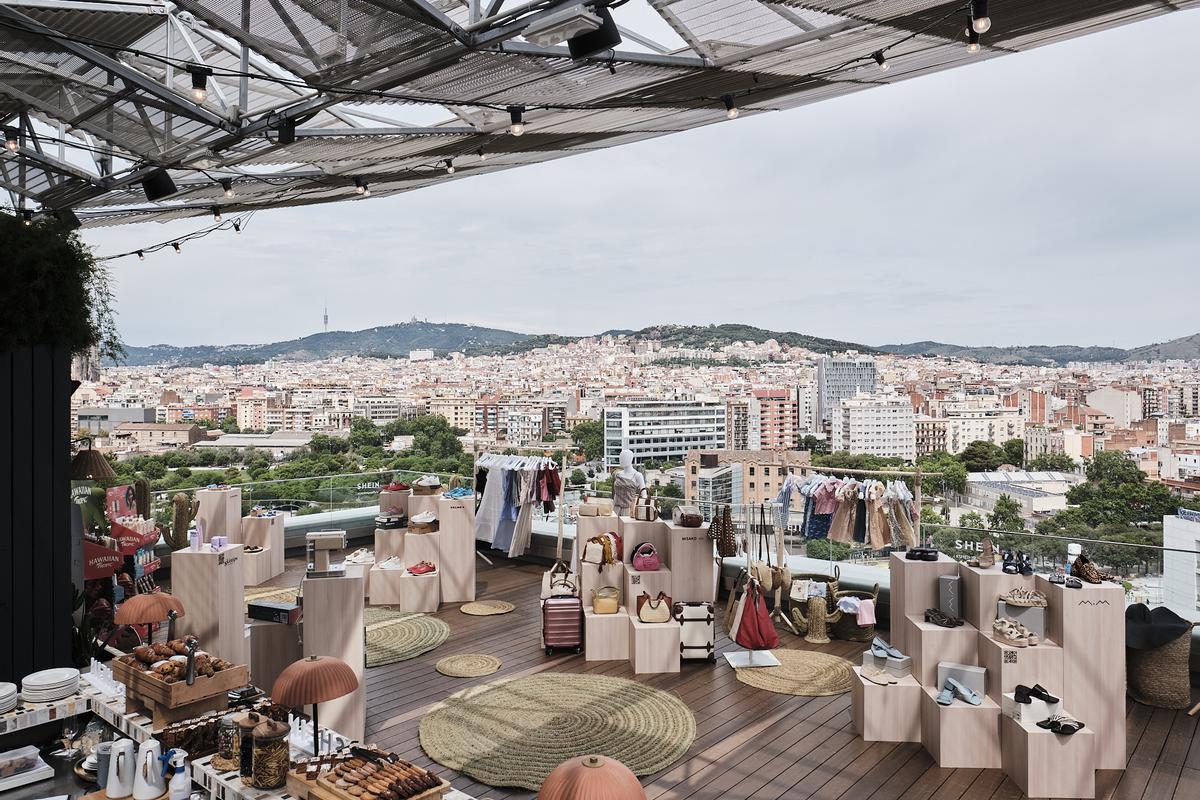 Todas las marcas que participan en la nueva campaña de verano de Shein, expuestas en el 'rooftop' del hotel The Hoxton de Barcelona.