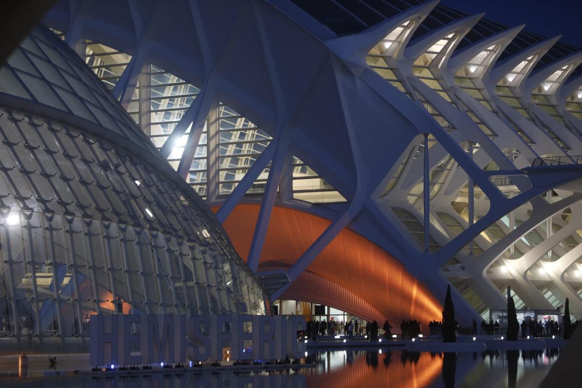 València se tiñe de azul y naranja contra el Cáncer