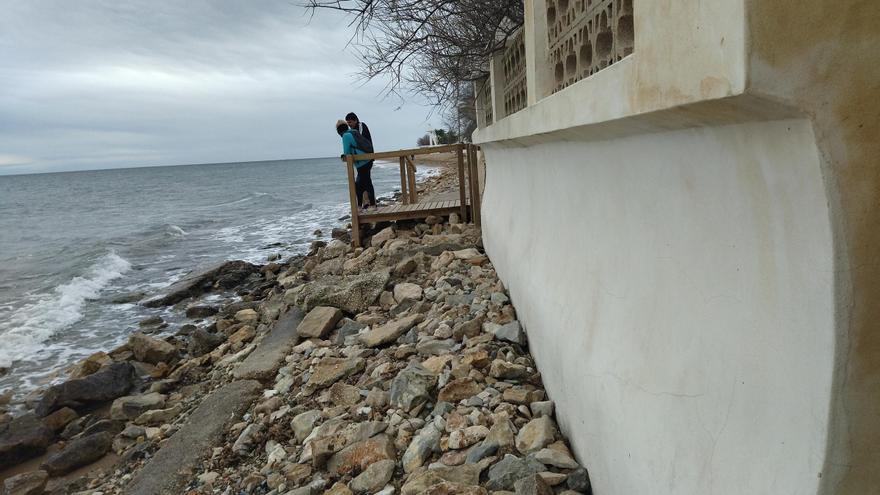 Dénia regenerará con 1.000 m3 de arena la playa de escombros del Blay Beach