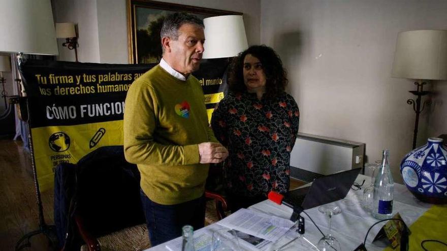 Manuel Fuentes junto a Ana Victoria Pérez en la presentación del informe de Amnistía Internacional.