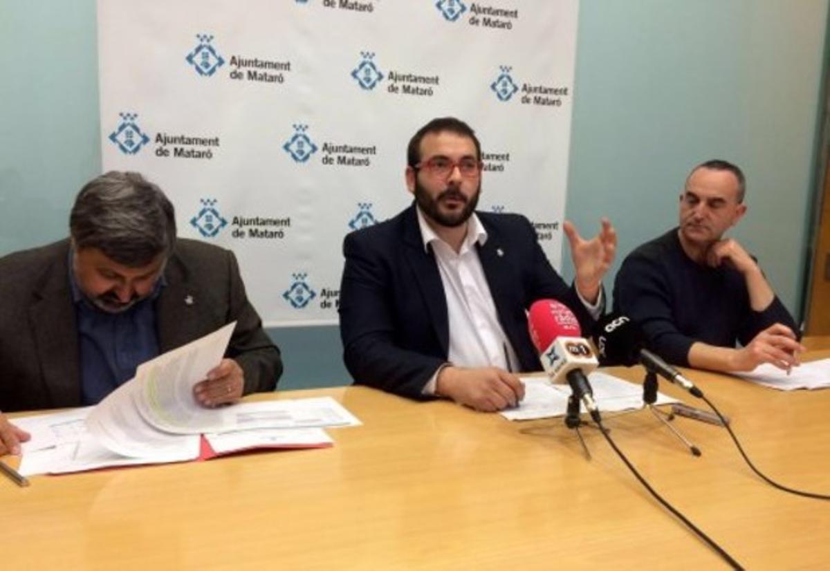 L’alcalde de Mataró, David Bote (PSC), durant la presentació de l’avantprojecte de pressupostos municipals de 2016. A la dreta, el primer tinent d’alcalde, Joaquim Fernàndez (CiU), i a l’esquerra, el regidor socialista Juan Carlos Jerez, encarregat de l’àrea de finances municipals. L’alcalde de Mataró, David Bote (PSC), durant la presentació de l’avantprojecte de pressupostos municipals de 2016. A la dreta, el primer tinent d’alcalde, Joaquim Fernàndez (CiU), i a l’esquerra, el regidor socialista Juan Carlos Jerez, encarregat de l’àrea de finances municipals.