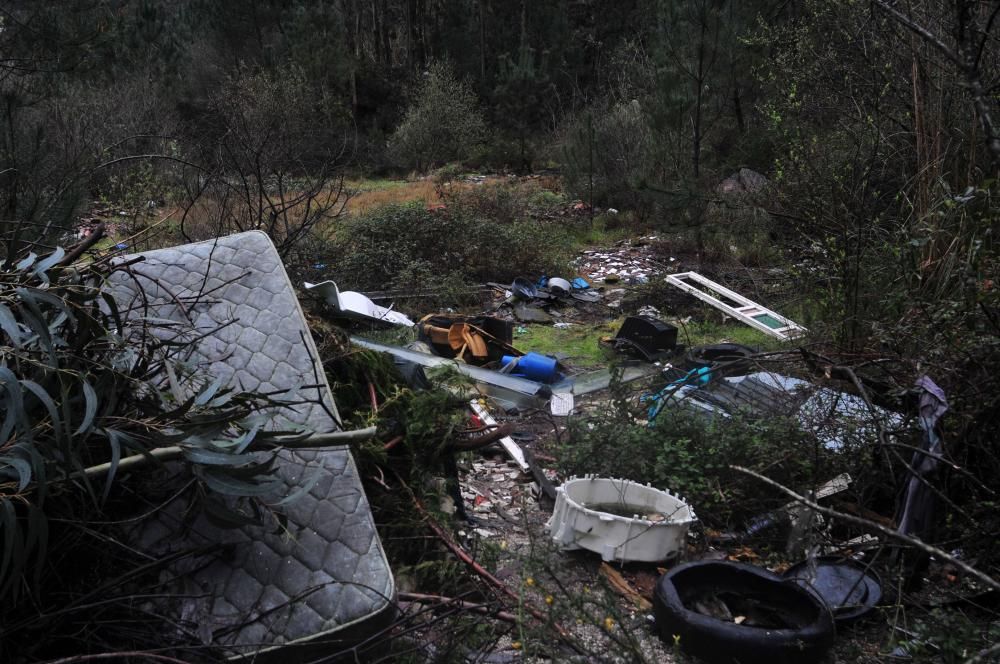 Los comuneros de Vilagarcía luchan contra la basura en sus montes