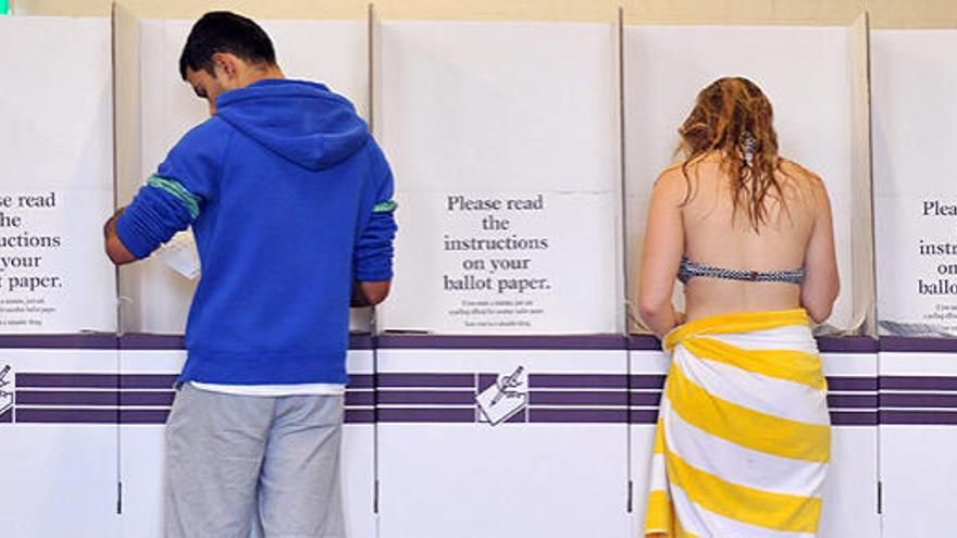 Votantes en un colegio electoral.