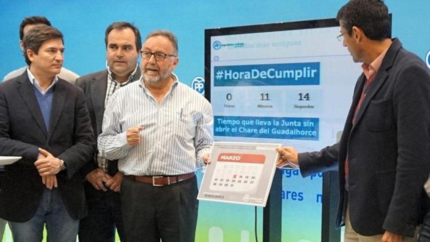 El alcalde de  Alhaurín de la Torre, Joaquín Villanova, con alcaldes del PP del Valle del Guadalhorce y representantes de la Plataforma Pro Hospital del Guadalhorce.