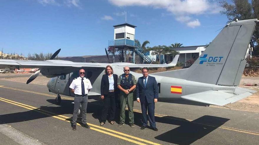 El director de la DGT durante el ensayo ayer en Canarias de las nuevas avionetas que vigilarán el tráfico.