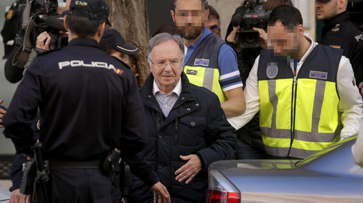 Miguel Bernard, president del sindicat Manos Limpias, surt de la seu acompanyat de la policia, l’abril passat.