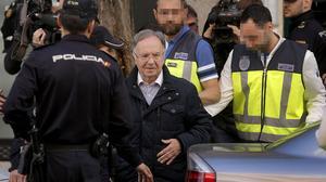 Miguel Bernard, president del sindicat Manos Limpias, surt de la seu acompanyat de la policia, l’abril passat.