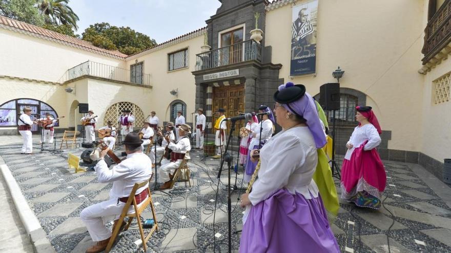 El folclore isleño regresa al Pueblo Canario en mayo y se estrena en la Plaza de España