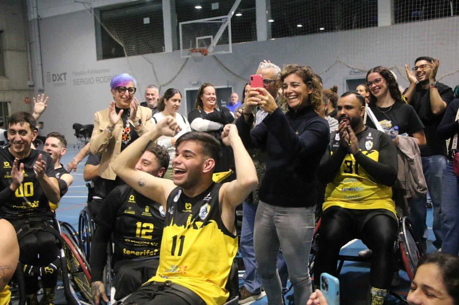 Propuesta de matrimonio sorpresa en el baloncesto de Tenerife
