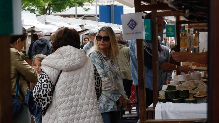 Gaudí inspira una nueva edición del Mercado Artesano y Ecológico de Avilés