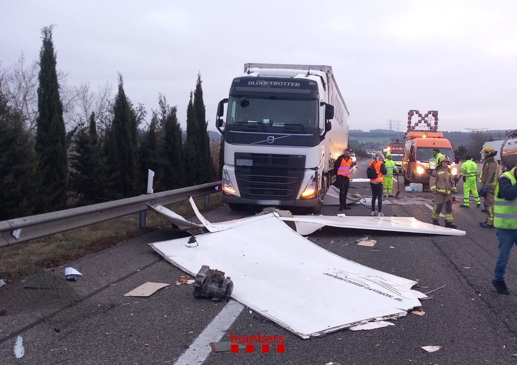 Accident entre tres camions a l'AP-7 a Viladasens