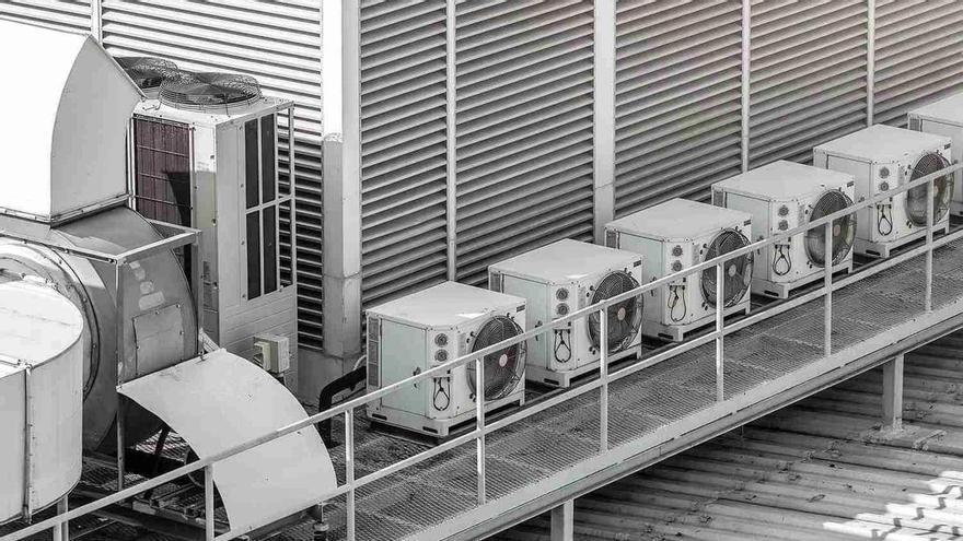 Adiós al aire acondicionado: prohibida su instalación en la fachada sin autorización de todos los vecinos