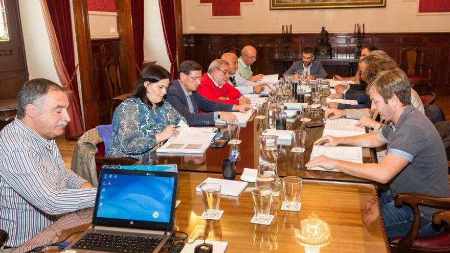 Alcaldes y concejales de los concellos del Consorcio As Mariñas y el regidor coruñés, al fondo, ayer, en María Pita.