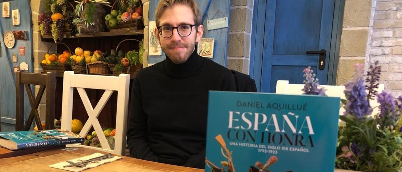 El historiador zaragozano Daniel Aquillué posa junto a su nuevo libro.