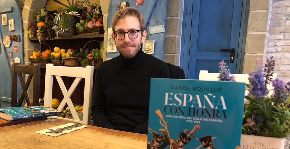 El historiador zaragozano Daniel Aquillué posa junto a su nuevo libro.