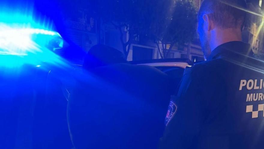 Amenaza con una botella de cristal rota a un viandante para robarle el móvil en Murcia