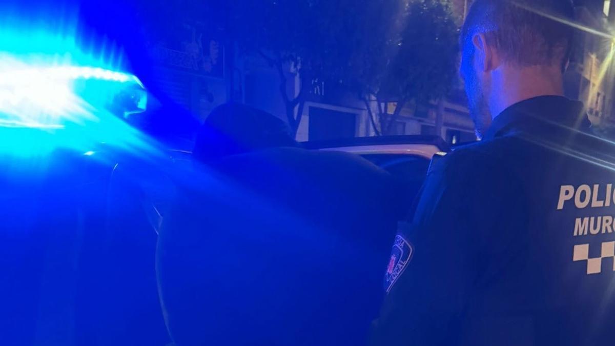 Un agente de la Policía Local de Murcia (FOTO DE ARCHIVO).