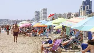 La playa de San Juan cuelga el cartel de "completo" este verano