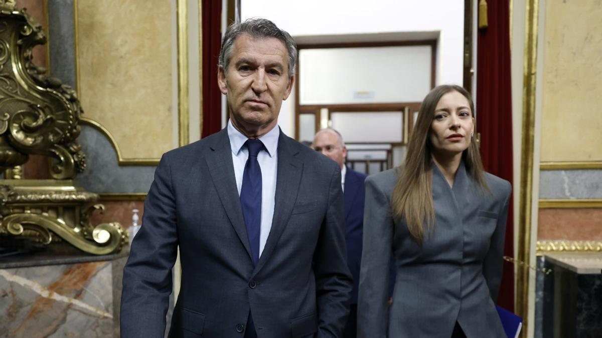 El líder del PP, Alberto Núñez Feijóo, i la portaveu popular, Ester Muñoz, ahir al Congrés. | MARISCAL / EFE