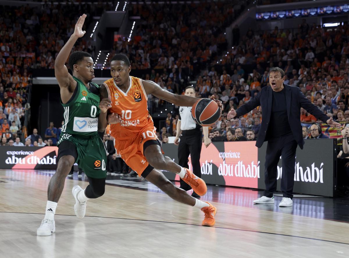 Ergin Ataman, al fondo, siguiendo la acción de Omari Moore ante TJ Shorts.