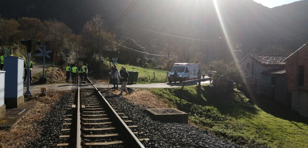 Accidente de tren en Llanes: un vehículo arrollado