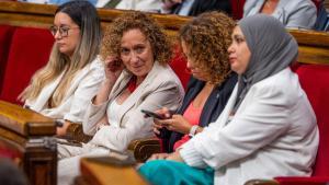 La exconsellera Ester Capella con sus compañeras de escaño en una imagen reciente.