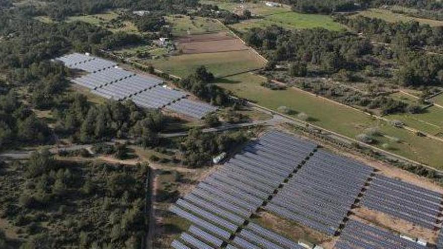 Vista aérea del único parque fotovoltaico de las Pitiüses, ubicado en Cala Saona.