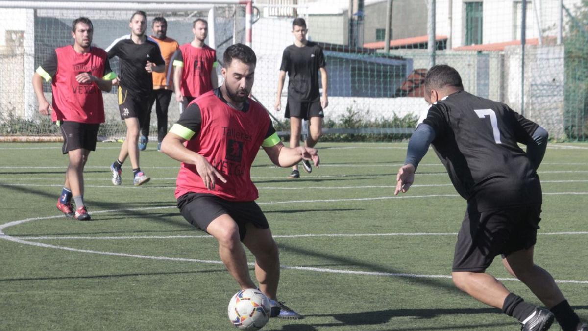 Encuentro de fútbol en los campos del keniata. |   // G.N.