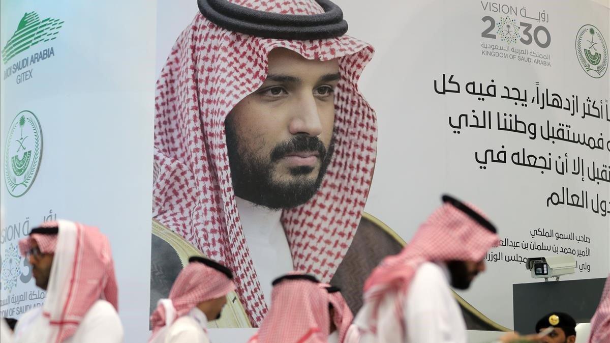 zentauroepp45487050 saudi stand next to a portrait of saudi crown prince mohamme181018174854