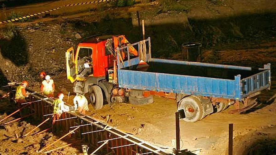 Los operarios trabajan ya en la excavación de la parcela en la que se levantará el complejo.