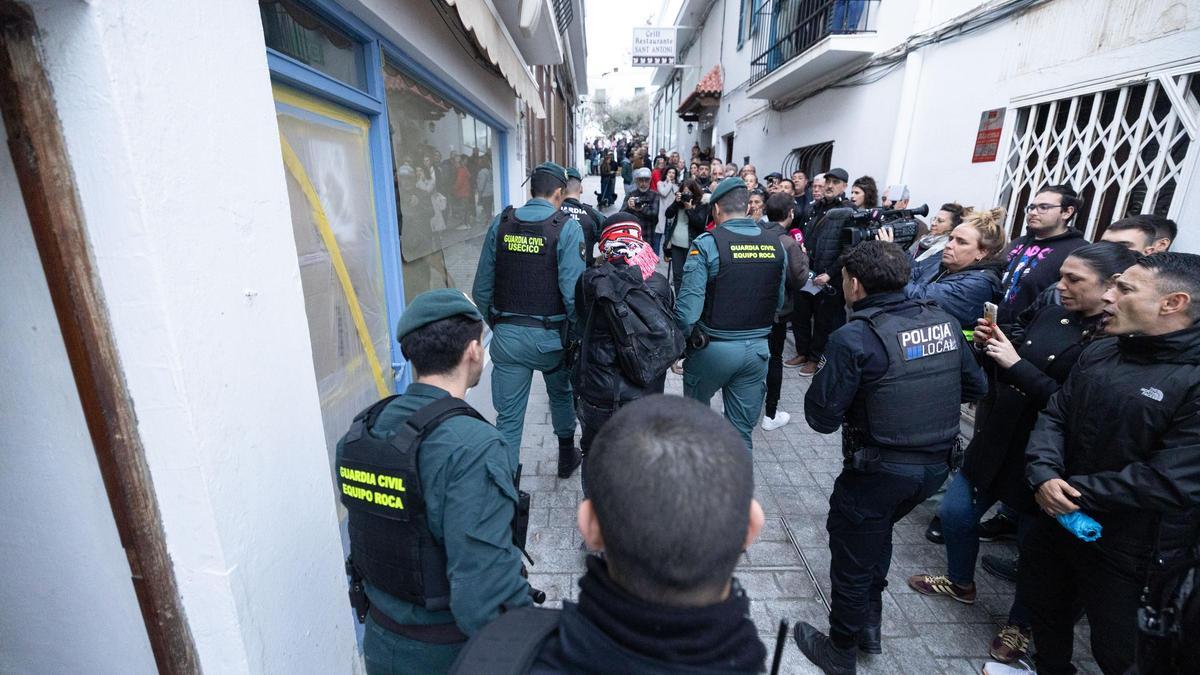 Actuación de la Guardia Civil en los incidentes frente a la casa okupada en Sant Antoni.