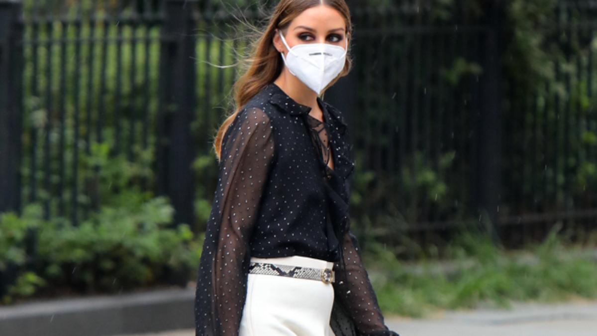 ¡Amiga! Tú que adoras ir con sandalias planas o zapatillas, vas a morir de amor con los zapatos planos tipo mules que Olivia Palermo ha llevado con falda midi