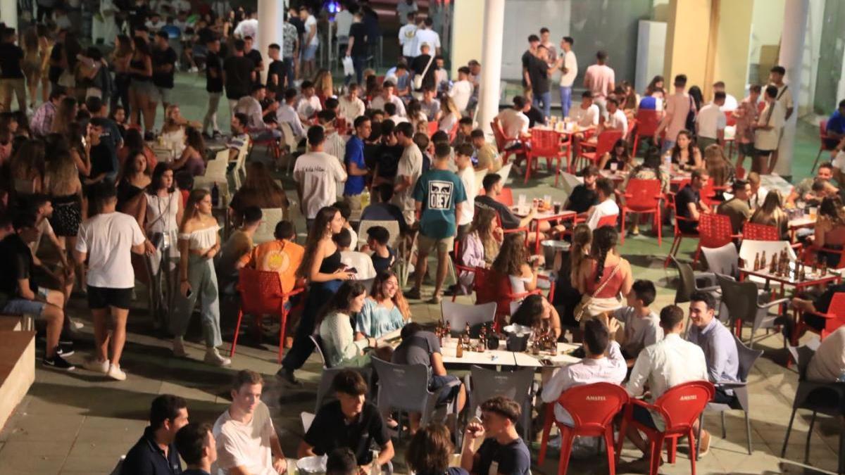 Personas en una terraza en Cabo de Palos, este verano.