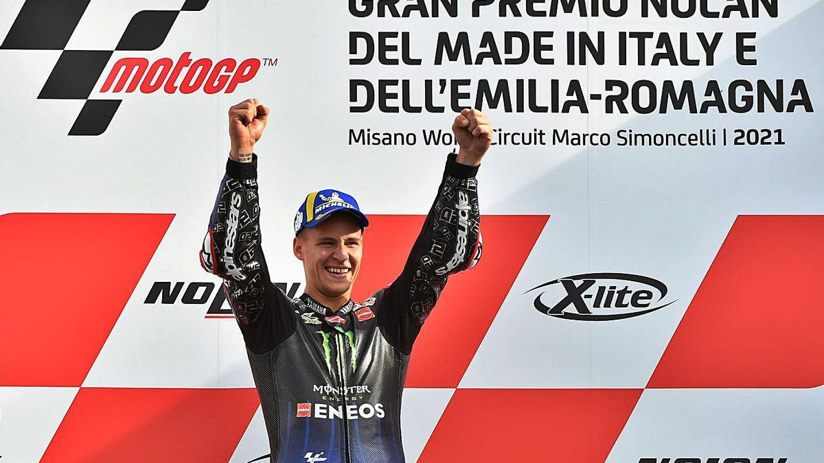 Quartararo celebra el títol Mundial al podi de MIsano. | JENNIFER LORENZINI/REUTERS