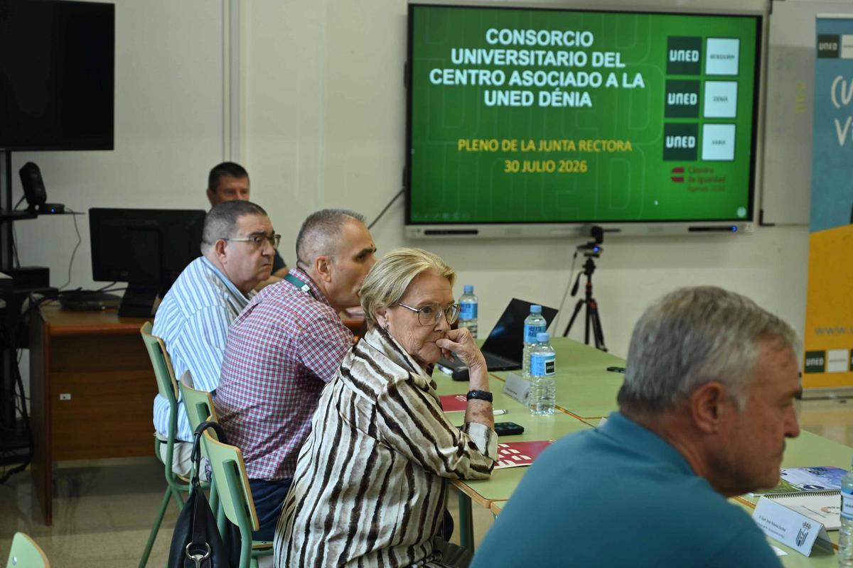 Alcaldes, alcaldesas y representantes de los municipios que forman parte del Consorcio Universitario durante la sesión celebrada en Dénia.