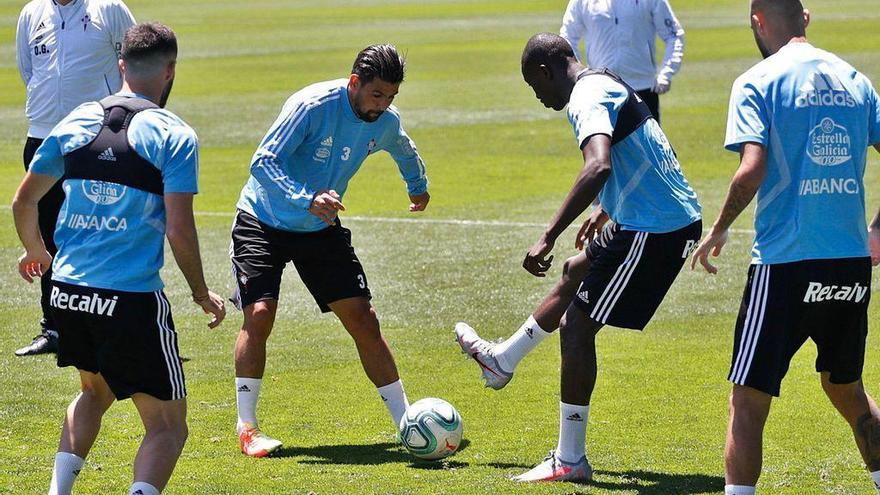 Nolito disputa el balón durante el entrenamiento que el Celta celebró ayer en Balaídos, donde hoy recibe al Alavés.