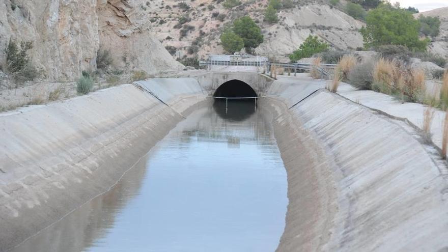 Canal del acueducto Tajo-Segura a su paso por el valle del Guadalentín.