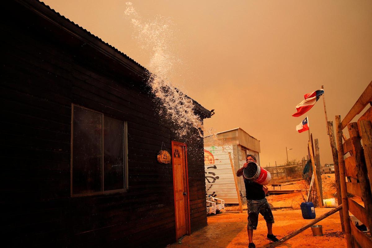 La región de Valparaoso y Viña del Mar, en el centro de Chile, se despertó el sábado con un toque de queda parcial para permitir el movimiento de evacuados y el traslado de equipos de emergencia en medio de una serie de incendios sin precedentes, informaron las autoridades.