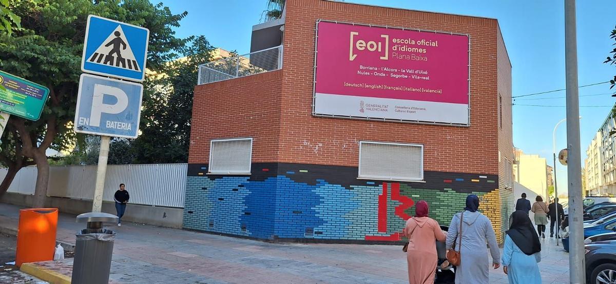 La construcción de una sede definitiva y propia para la Escuela Oficial de Idiomas de Vila-real, que ahora se ubica en el IES Francesc Tàrrega, es una de las reivindicaciones históricas de la ciudad a la Generalitat.ara
