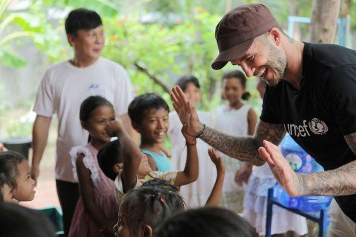 David Beckham visita a niños camboyanos