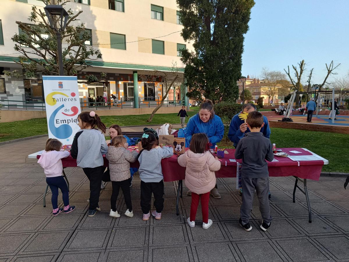 En imágenes: así son los talleres de carnaval de Llanera
