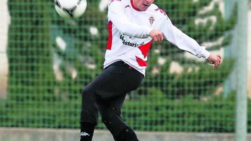 El rojiblanco Juan Muñiz golpea el balón durante un partido con el Sporting B.