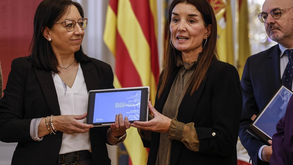 La presidenta de Les Corts Valencianes, Llanos Massó, y la consellera de Hacienda, Ruth Merino, en la presentación del proyecto de presupuestos de la Generalitat para el ejercicio del 2025.