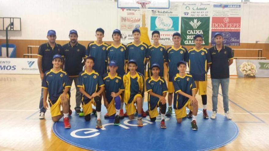 Formación del equipo infantil del Herbalife Gran Canaria en Lugo.