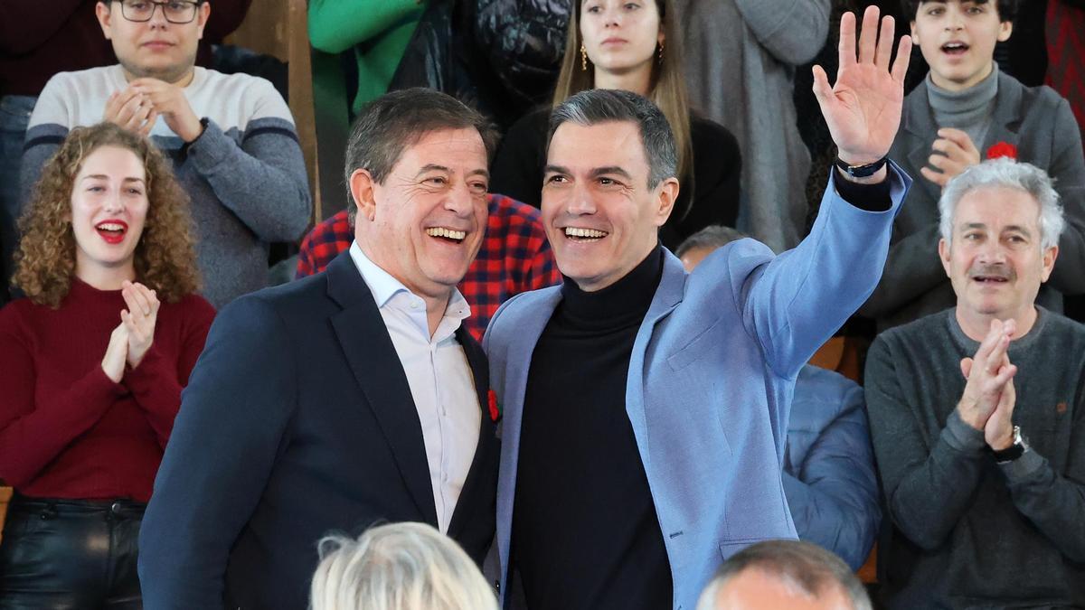 El presidente del Gobierno y líder de los socialistas, junto al candidato del PSdeG, José Ramón Besteiro, durante un mitin el pasado sábado en Vigo.
