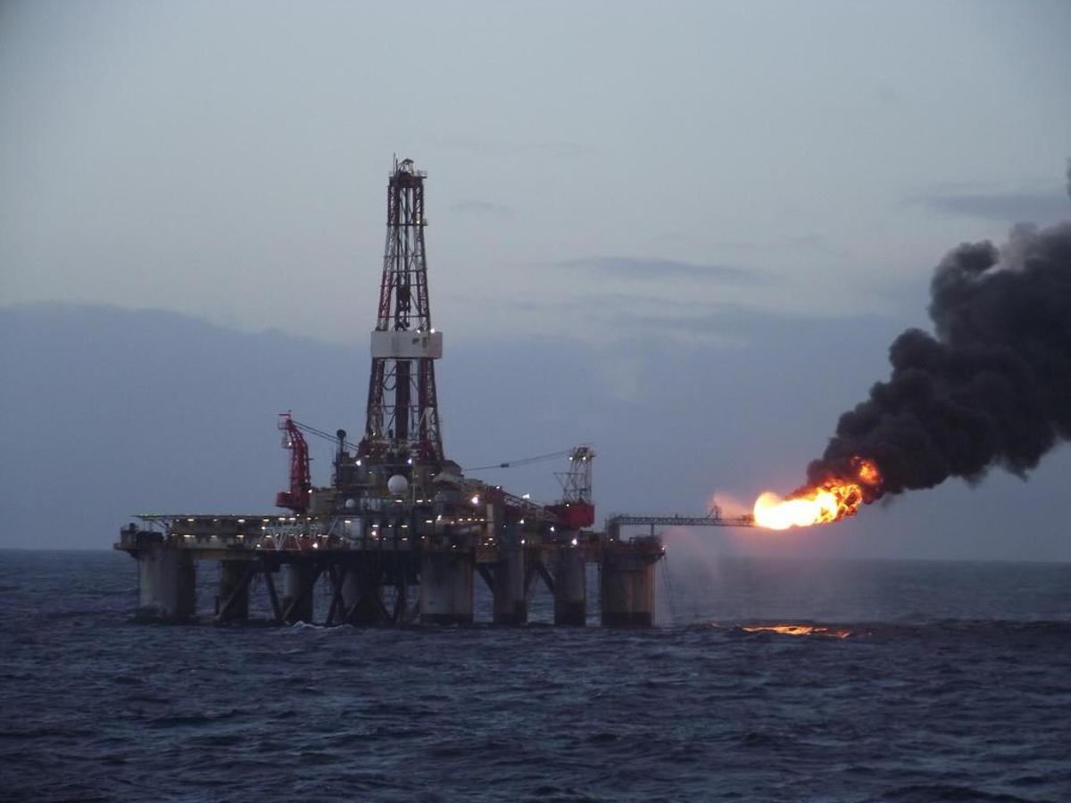 LA PLATAFORMA " OCEAN GUARDIAN " DE ROCKHOPPER PROBANDO EL HALLAZGO DE CRUDO EN LAS ISLAS MALVINAS. PETROLERA BRITANICA. BUSQUEDA. PETROLEO. FALKLAND ISLANDS