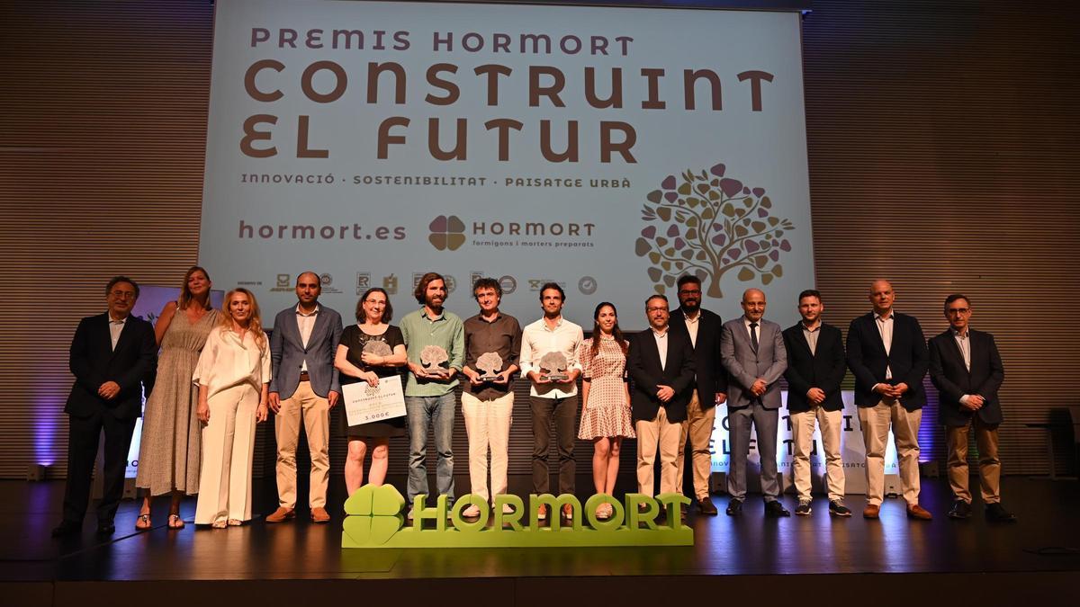 Imagen de grupo de todos los premiados y junto a las autoridades.